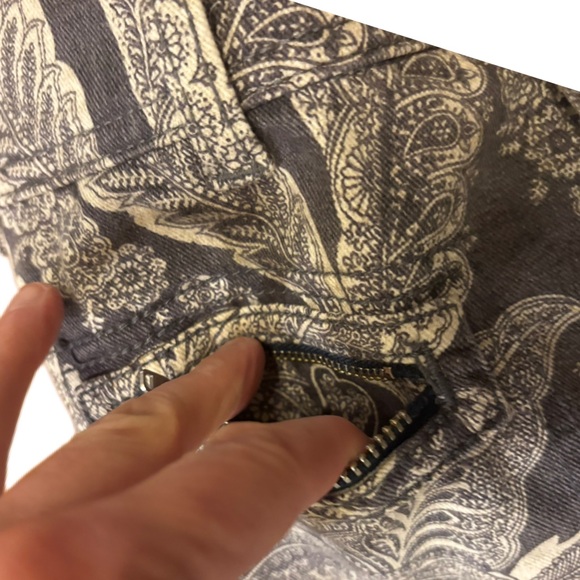 Pilcro Monochrome Leaf Print Flare Pants - Picture 6 of 15